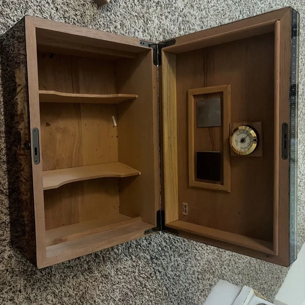 Man O War Large Humidor Spartan Battle Scene Laqured Wood Finish 100 Capacity